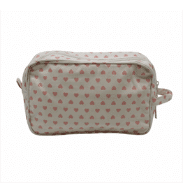 une grande trousse de toilette beige avec des cœurs rose, vue de derrière sur fond blanc