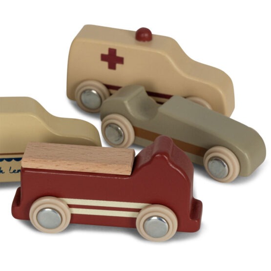 un set de petites voitures en bois colorés Konges Slojd, vue de face sur fond blanc