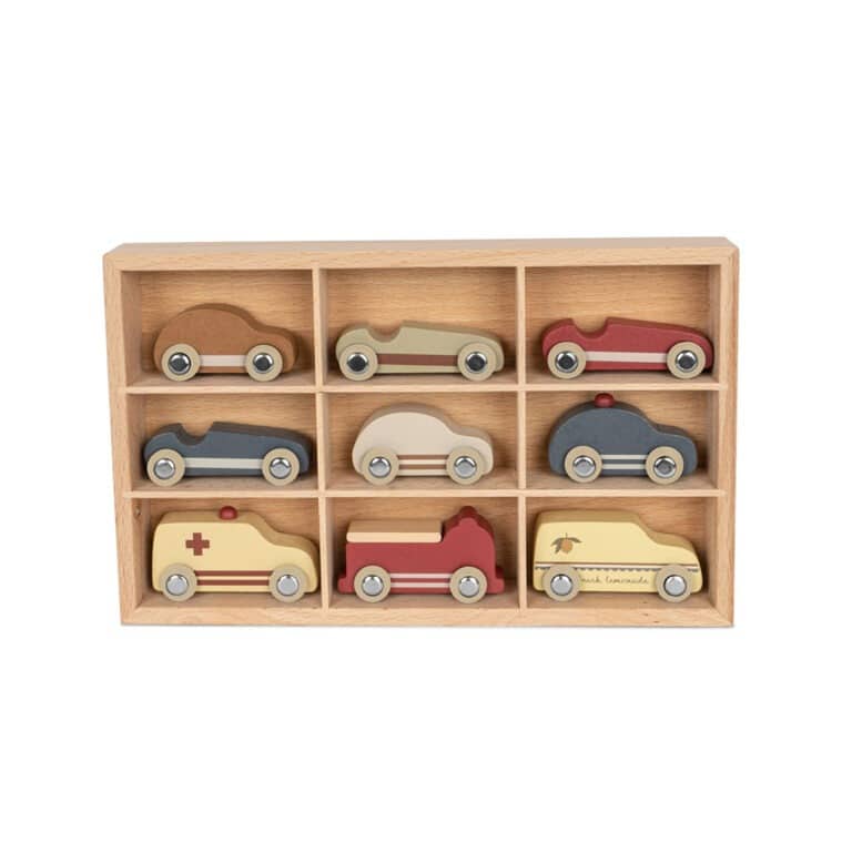 un set de petites voitures en bois colorés Konges Slojd, vue de face sur fond blanc