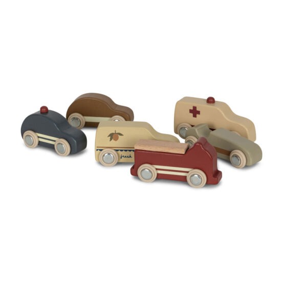 un set de petites voitures en bois colorés Konges Slojd, vue de face sur fond blanc