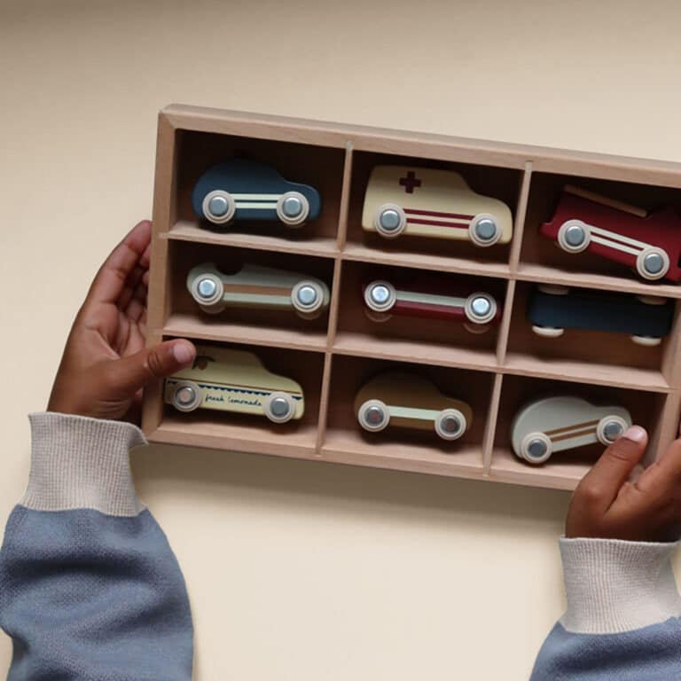 un set de petites voitures en bois colorés Konges Slojd, ambiance