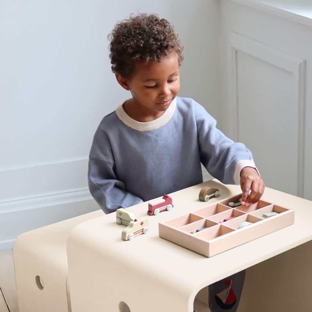 un set de petites voitures en bois colorés Konges Slojd, ambiance