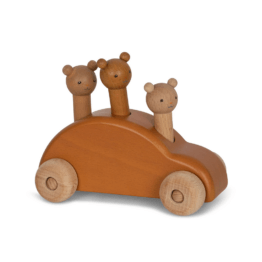une voiture en bois avec ses trois oursons, vue de face sur fond blanc