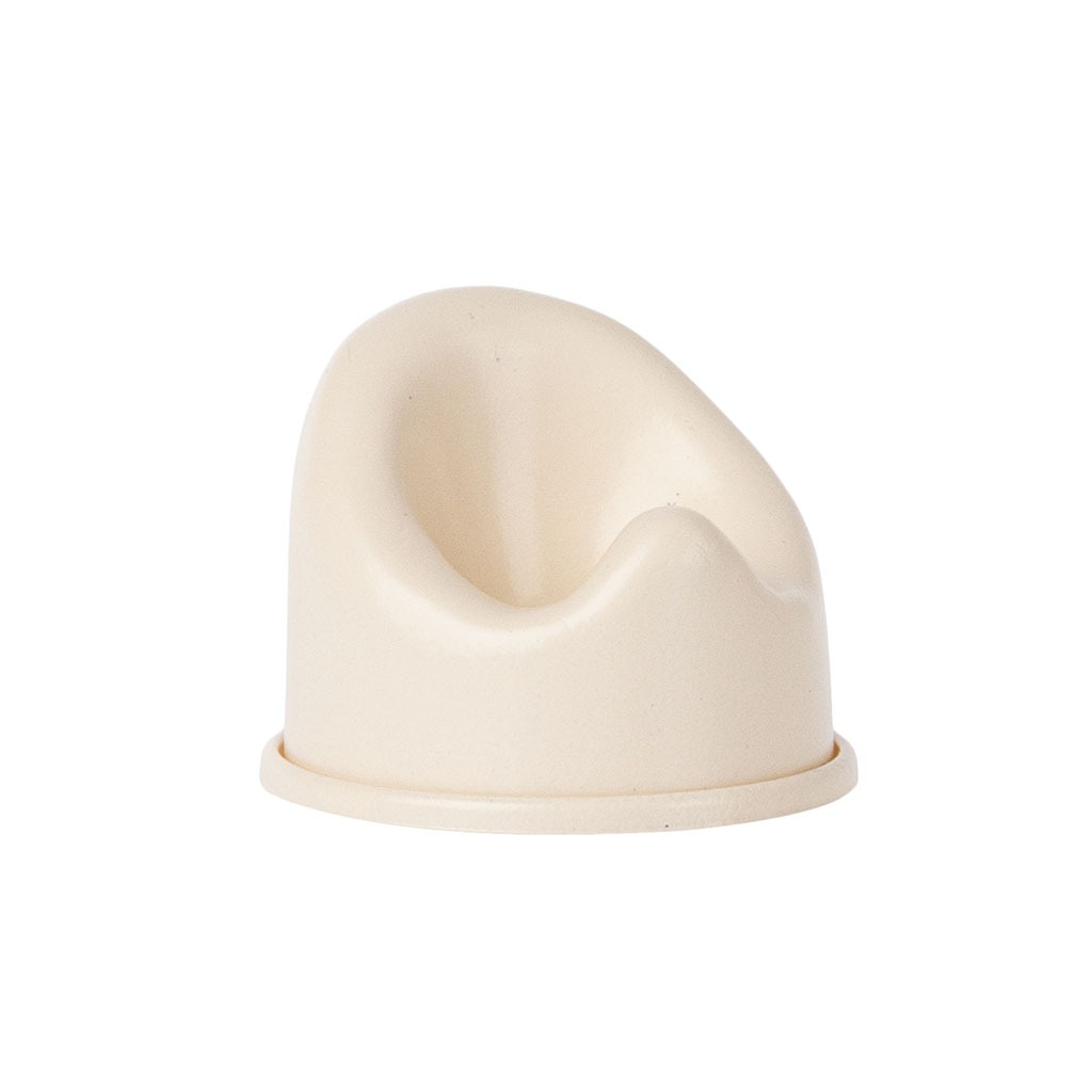 un pot en plastique pour votre souris ou lapin maileg, vue de face sur fond blanc
