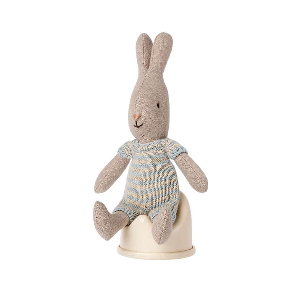 un pot en plastique pour votre souris ou lapin maileg, vue de face avec un lapin sur fond blanc