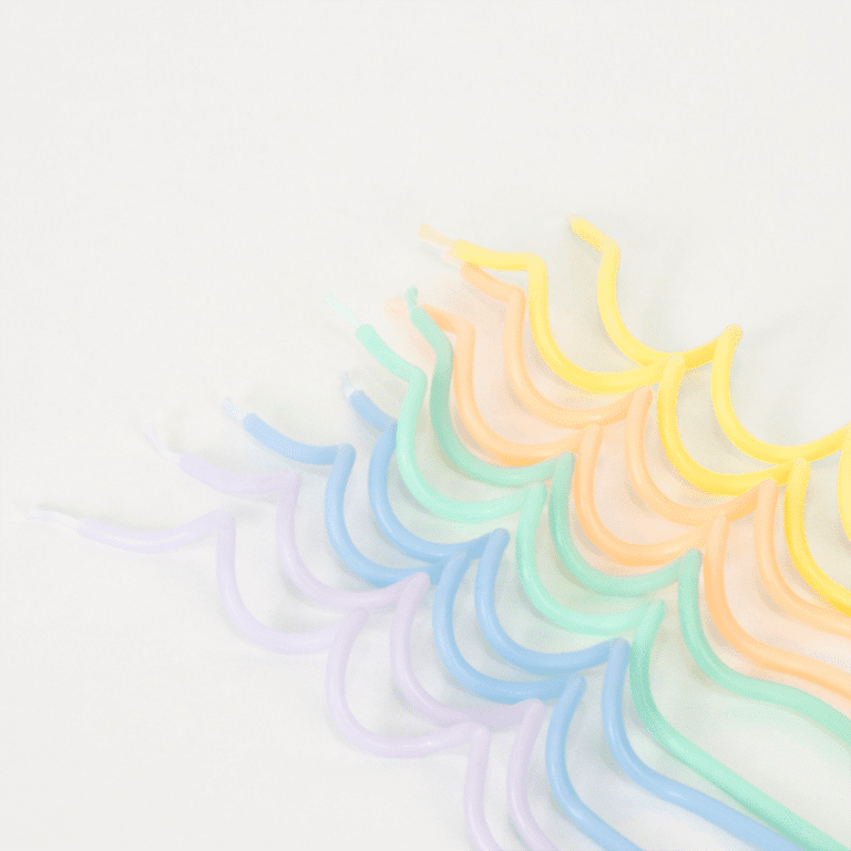 un lot de 20 bougies tourbillonnantes pastel fluo Meri Meri, vue de face sur fond blanc