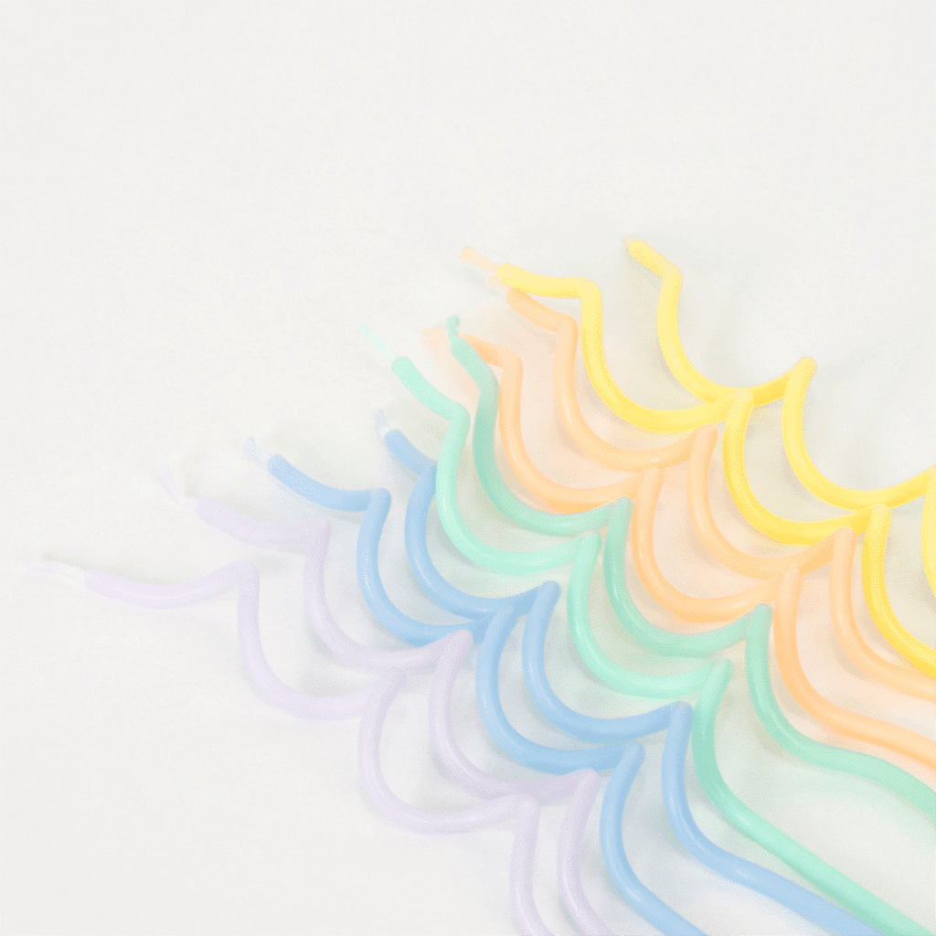 un lot de 20 bougies tourbillonnantes pastel fluo Meri Meri, vue de face sur fond blanc