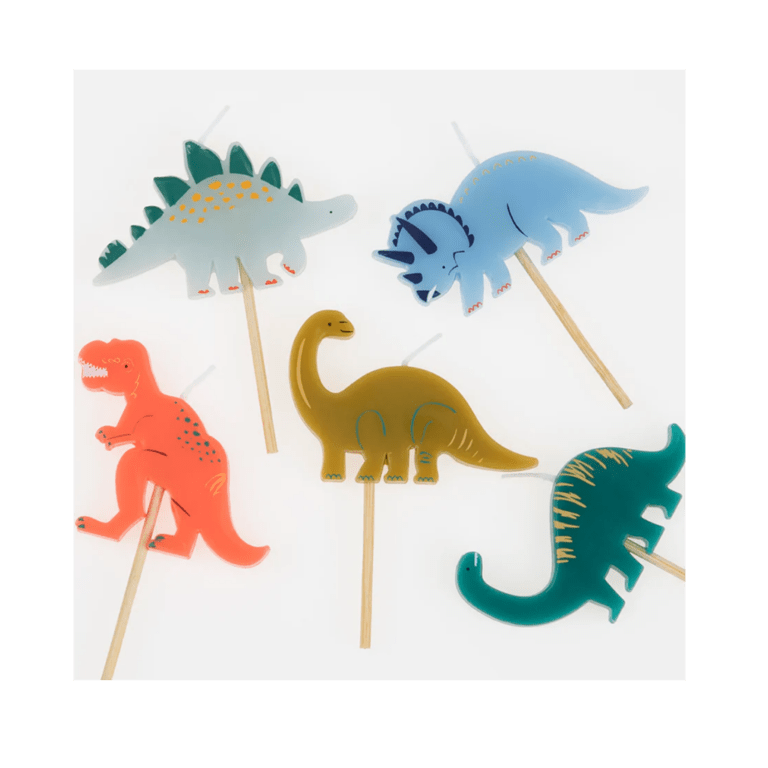 un assortiment de 5 bougies dinosaures Meri Meri, vue de face sur fond blanc