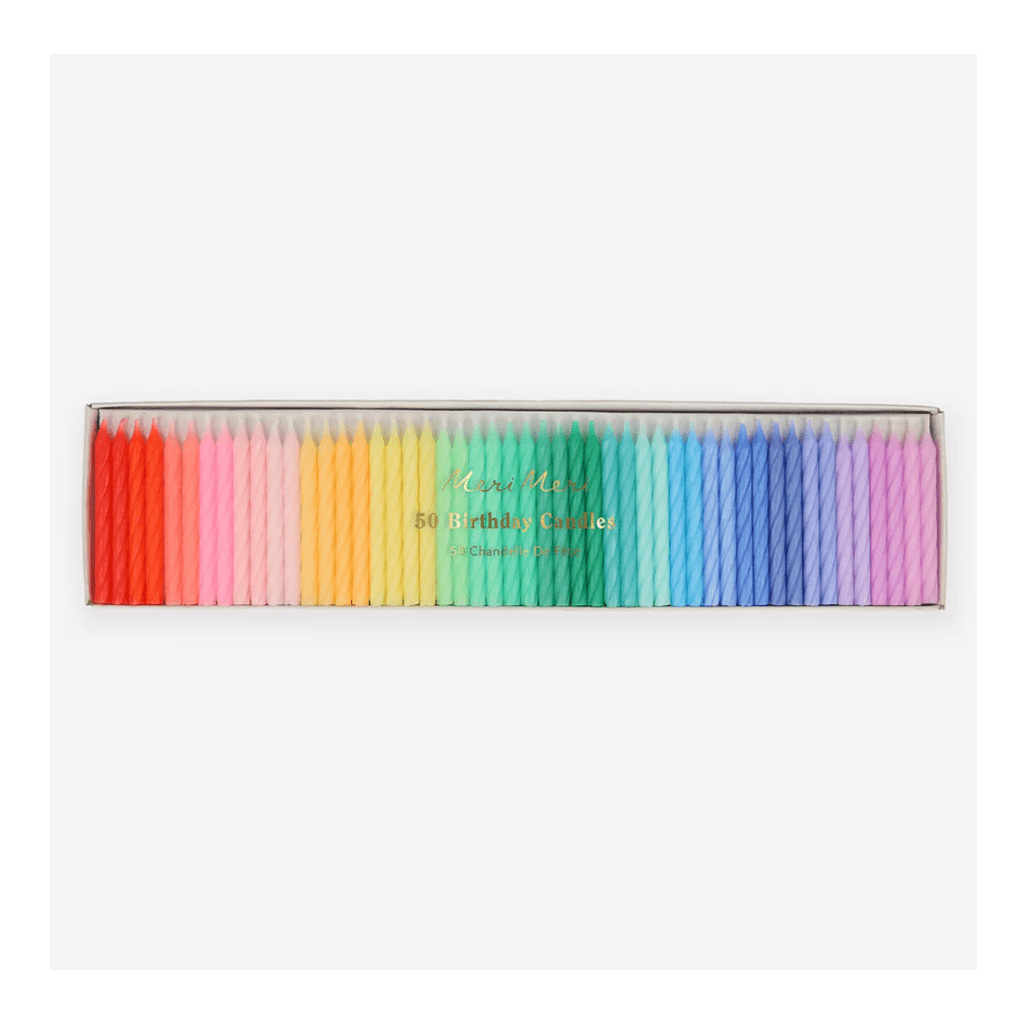un lot de 50 mini bougies arc-en-ciel Meri Meri, vue de face sur fond blanc
