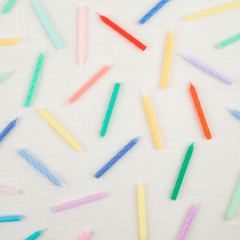 un lot de 50 mini bougies arc-en-ciel Meri Meri, vue de face sur fond blanc