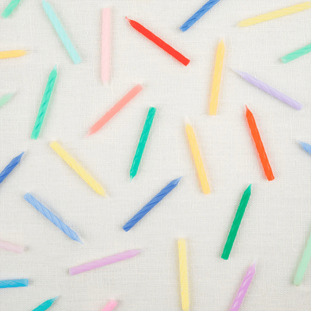 un lot de 50 mini bougies arc-en-ciel Meri Meri, vue de face sur fond blanc