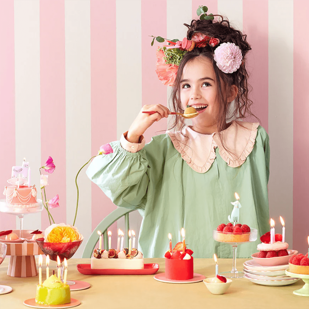 un lot de 50 mini bougies arc-en-ciel Meri Meri, ambiance