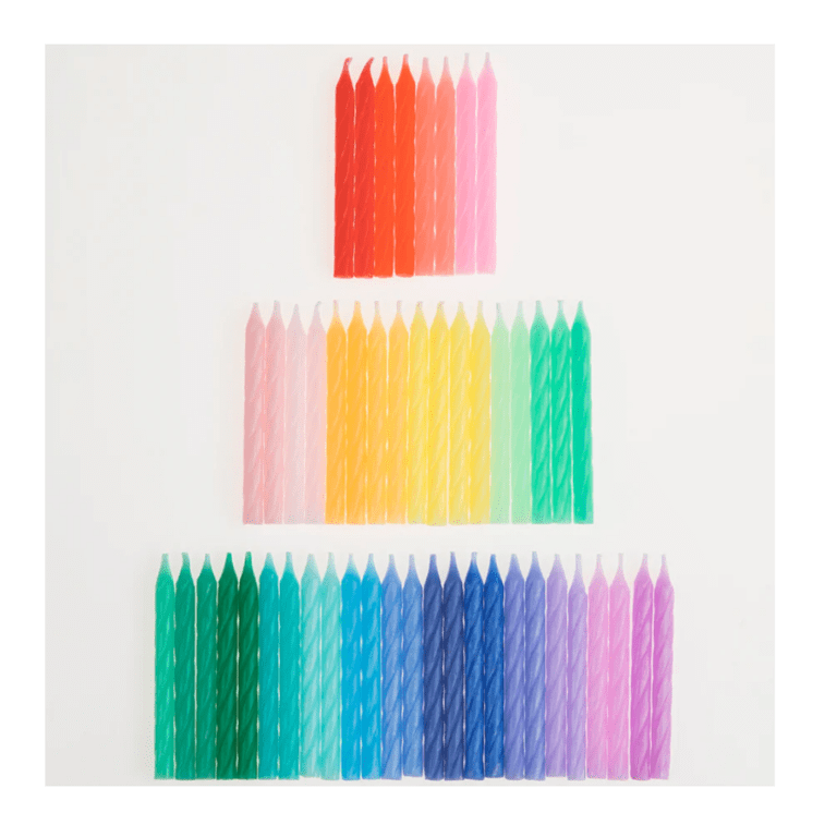 un lot de 50 mini bougies arc-en-ciel Meri Meri, vue de face sur fond blanc