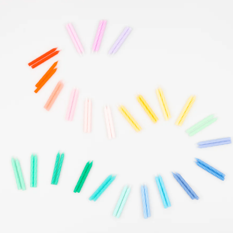 un lot de 50 mini bougies arc-en-ciel Meri Meri, vue de face sur fond blanc