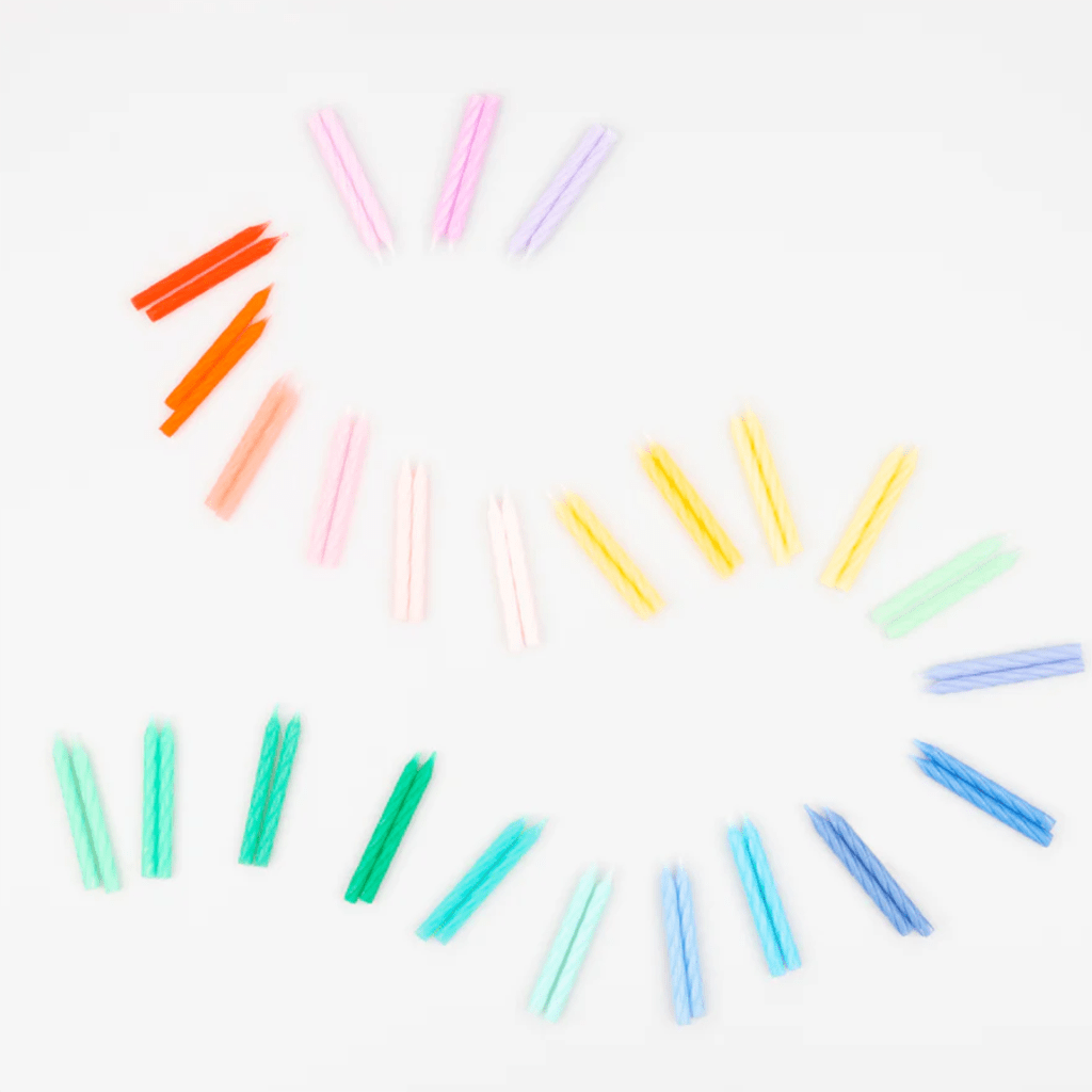 un lot de 50 mini bougies arc-en-ciel Meri Meri, vue de face sur fond blanc