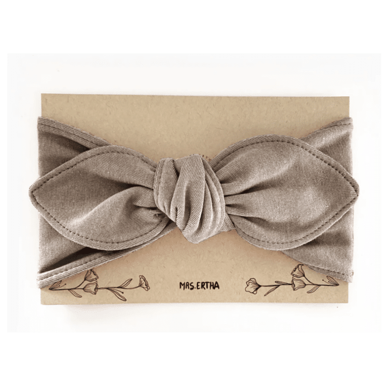 un bandeau bébé taupe Mrs Ertha, vue de face sur fond blanc