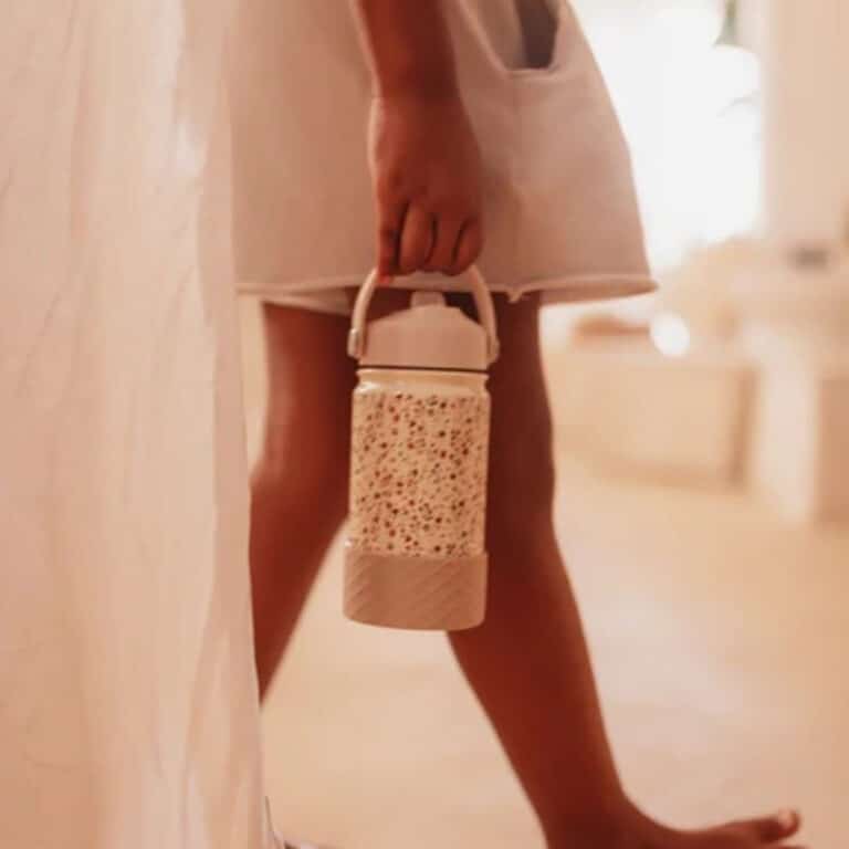 une gourde isotherme champ de fleurs Mrs Ertha, ambiance