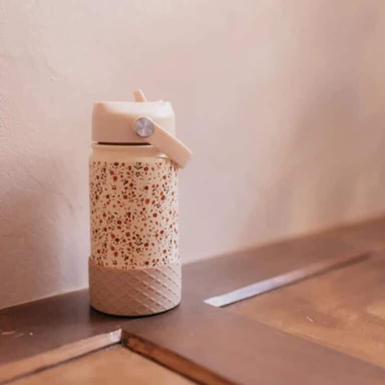 une gourde isotherme champ de fleurs Mrs Ertha, ambiance