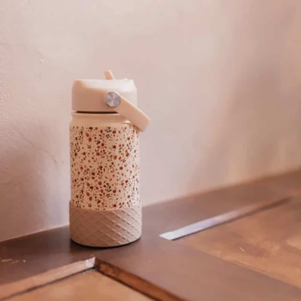 une gourde isotherme champ de fleurs Mrs Ertha, ambiance