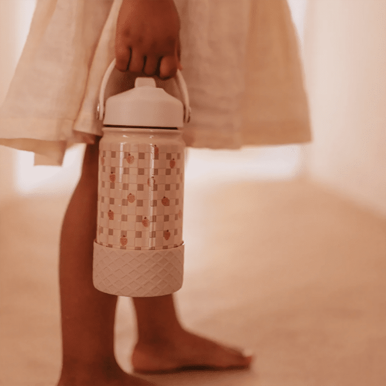 une gourde isotherme fraises Mrs Ertha, ambiance