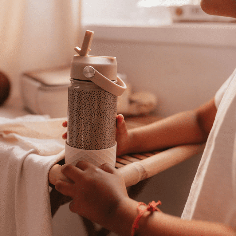 une gourde isotherme motif animal Mrs Ertha, ambiance