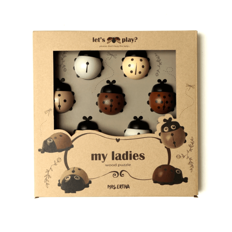 un puzzle casse-tête coccinelles Mrs Ertha, vue de face sur fond blanc