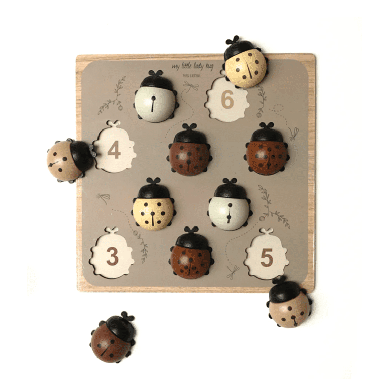 un puzzle casse-tête coccinelles Mrs Ertha, vue de face sur fond blanc