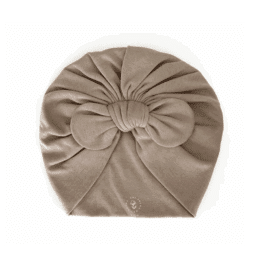 un turban taupe Mrs Ertha, vue de face sur fond blanc