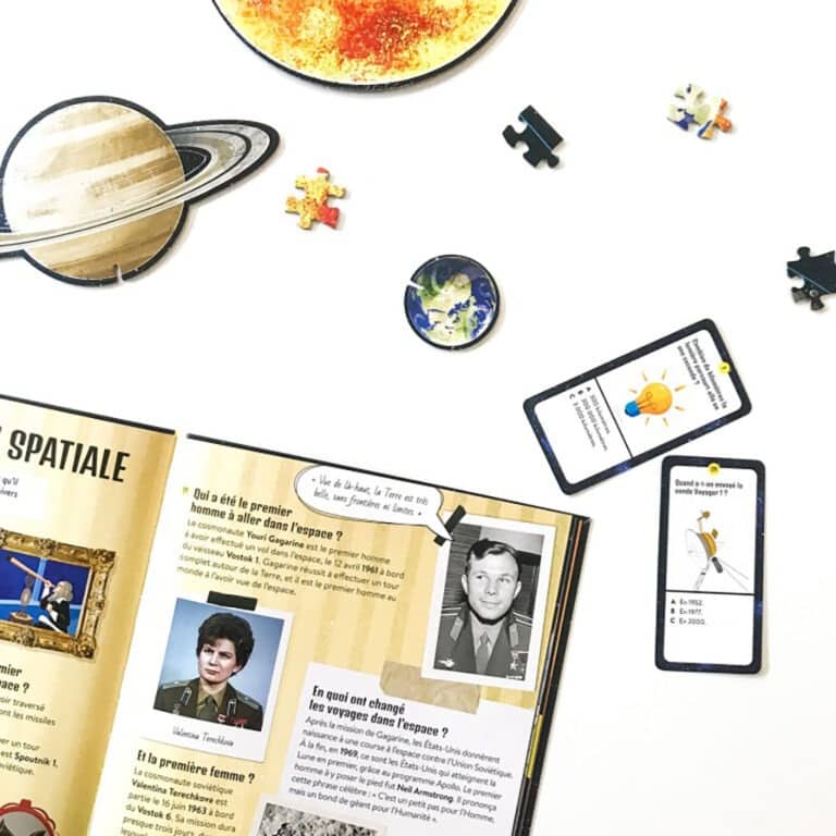 coffret du méga atlas de l'espace sassi cartes questions réponses sur fond blanc
