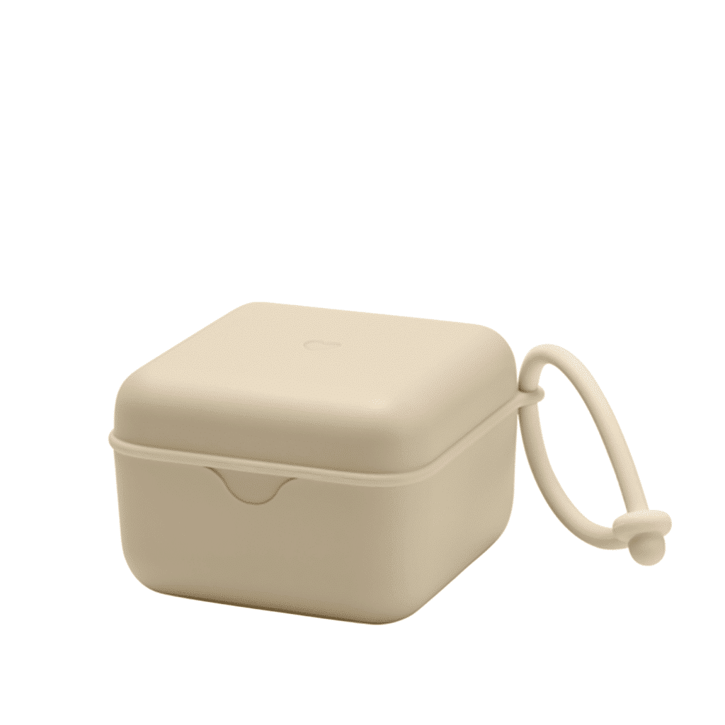 boîte à tétines vanille bibs sur fond blanc