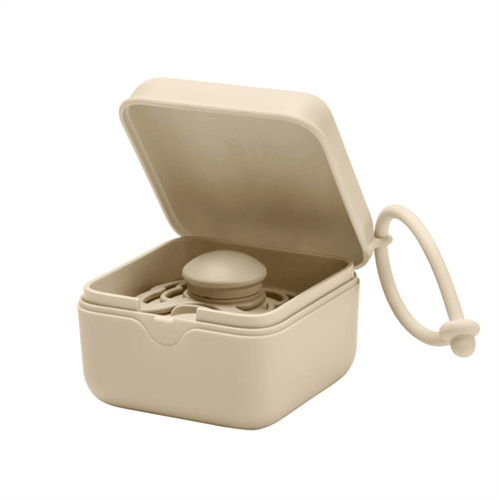 boîte à tétines vanille bibs exemple tétine sur fond blanc