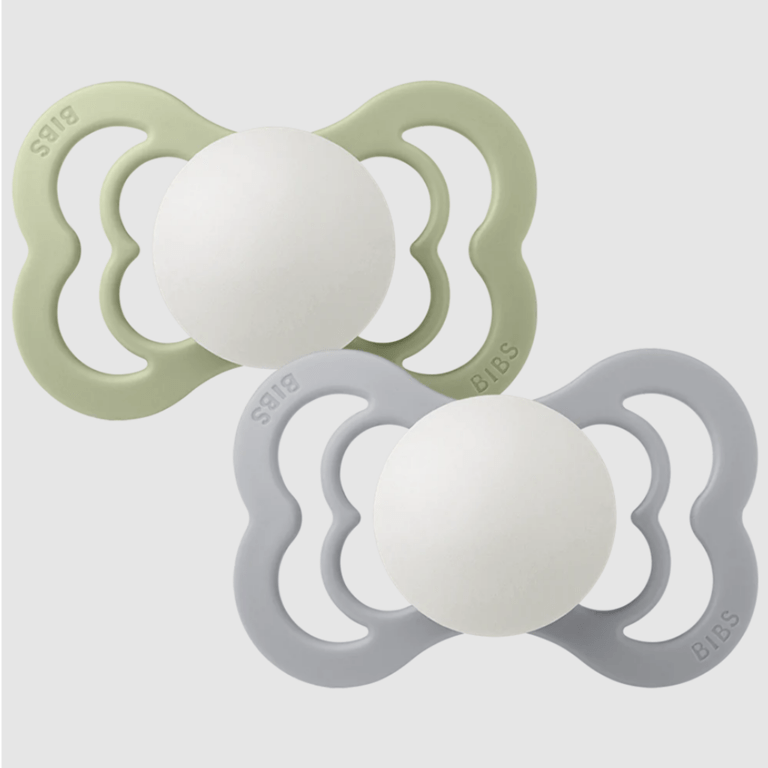 tétines supreme nuage et vert sauge phosphorescent bibs détail tétines sur fond blanc