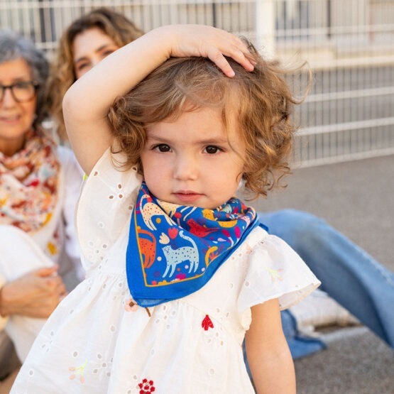 foulard funky leo bleu enfant porté