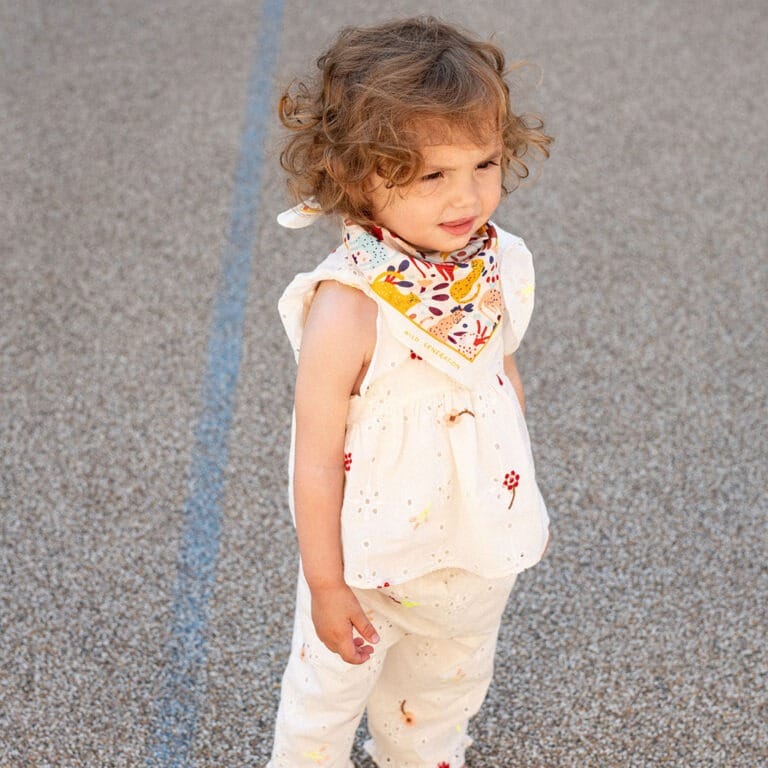foulard funky leo crème enfant porté