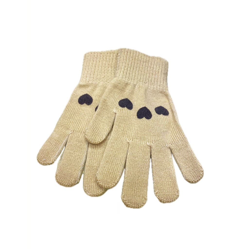 une paire de gants beige avec de petits cœurs Konges Slojd, vue de face sur fond blanc