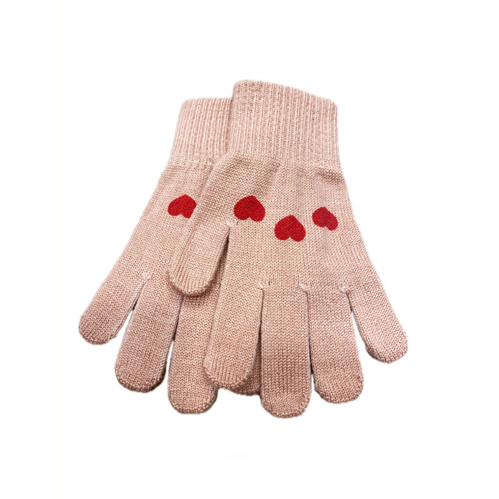 une paire de gants rose avec des petits cœurs, vue de face sur fond blanc