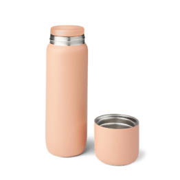 thermos liewood avec tasse rose à côté sur fond blanc