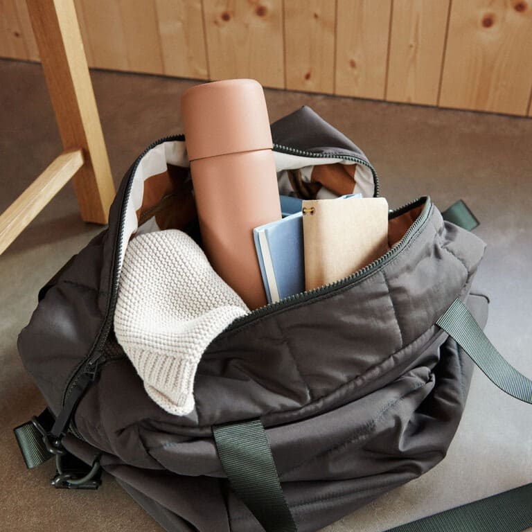 thermos liewood avec tasse rose dans sac