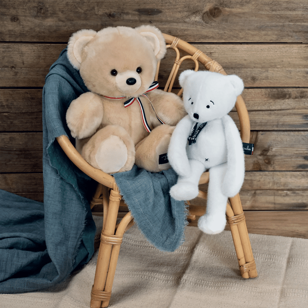 une peluche ours lou beige Maïlou, ambiance