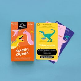 jeu de 7 familles super dinos minus edition paquet et cartes sur fond bleu