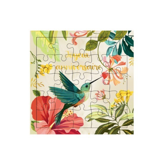 une carte puzzle joyeux anniversaire avec un colibri Cartes D'art, vue de face sur fond blanc