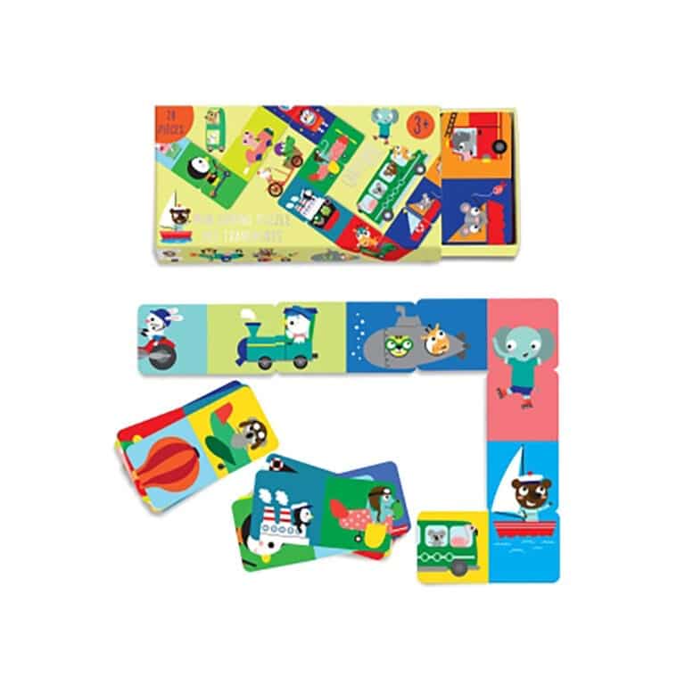 Un jeu de domino sur les transports Cartes D'art, vue de face sur fond blanc