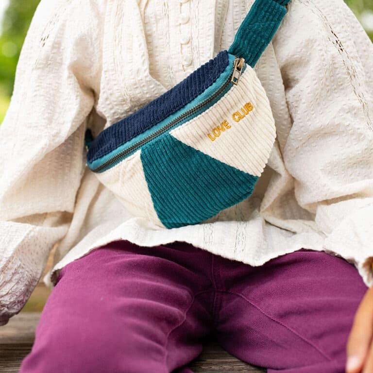 un sac banane enfant pétrole chamaye, porté