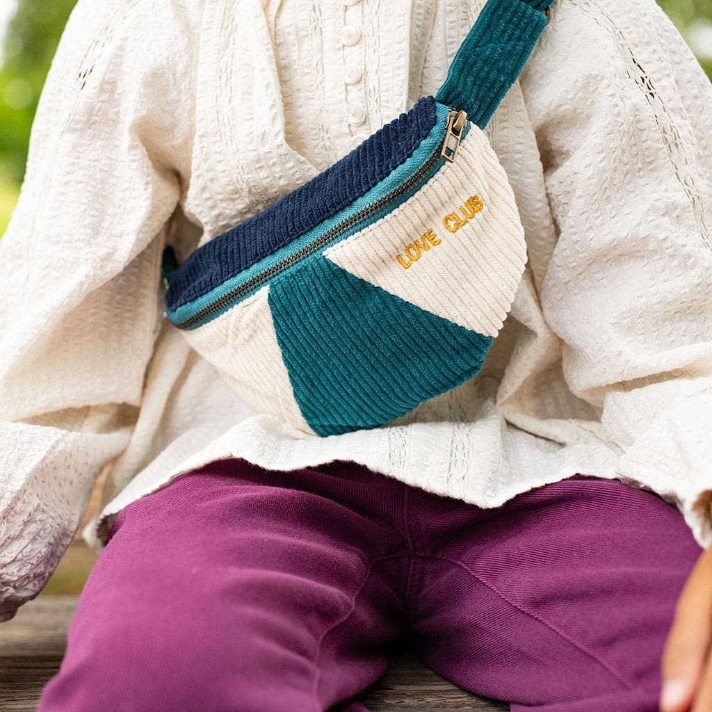 un sac banane enfant pétrole chamaye, porté