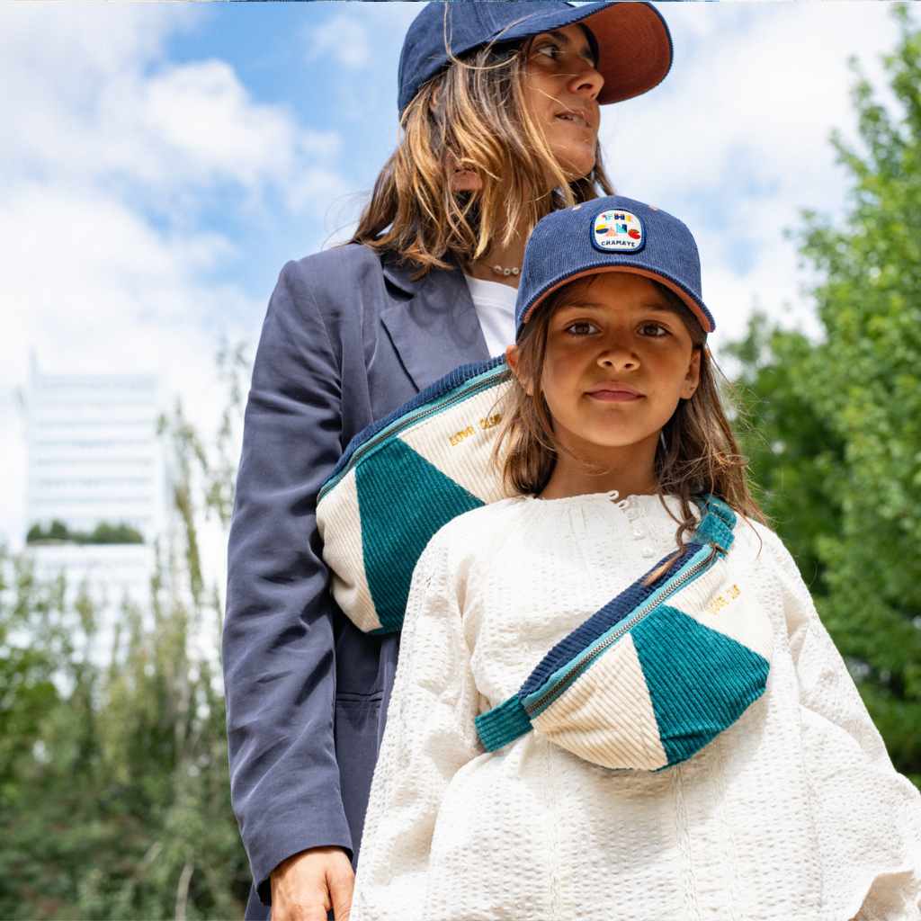 un sac banane enfant pétrole chamaye, porté