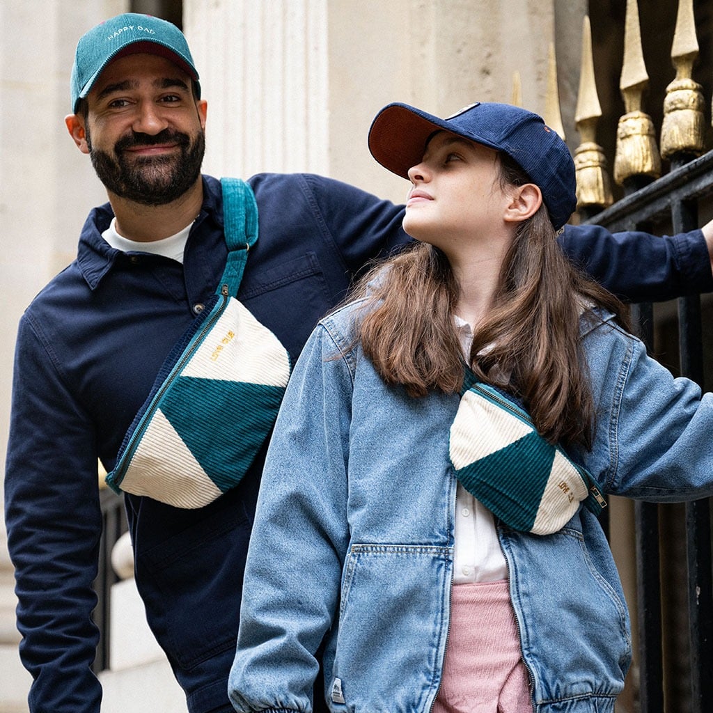 un sac banane enfant pétrole chamaye, porté