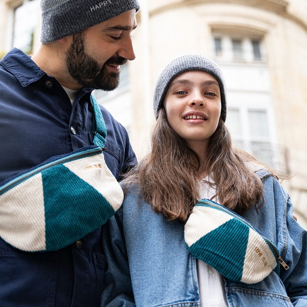 un sac banane enfant pétrole chamaye, porté