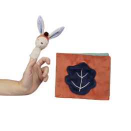 album photo gabin le lapin ebulobo détail marionnette de doigt sur fond blanc