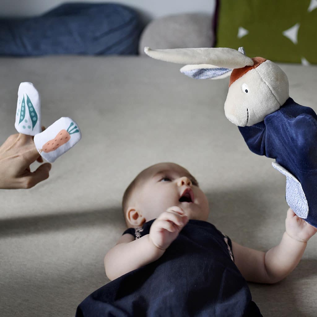 marionnette gabin le lapin ebulobo photo ambiance avec bébé