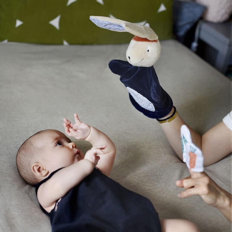 marionnette gabin le lapin ebulobo photo avec bébé et marionnettes de doigts